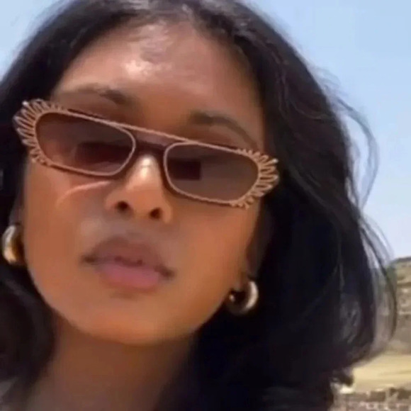 Aperçu x Oumayma | Handmade Limited Edition Removable Palm Clip-  NWOT - Picture 2 of 16